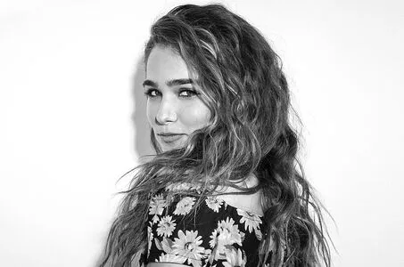 Haley Lu Richardson / haleyluhoo nude photo #0043