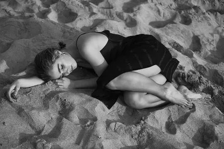 Haley Lu Richardson / haleyluhoo nude photo #0105