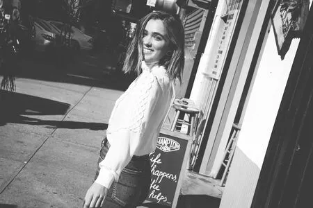 Haley Lu Richardson / haleyluhoo nude photo #0118