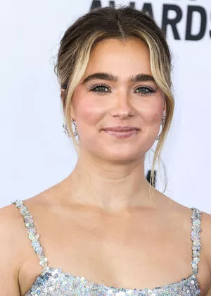 Haley Lu Richardson / haleyluhoo nude photo #0129