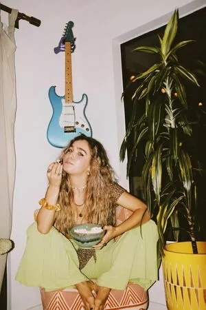 Haley Lu Richardson / haleyluhoo nude photo #0184