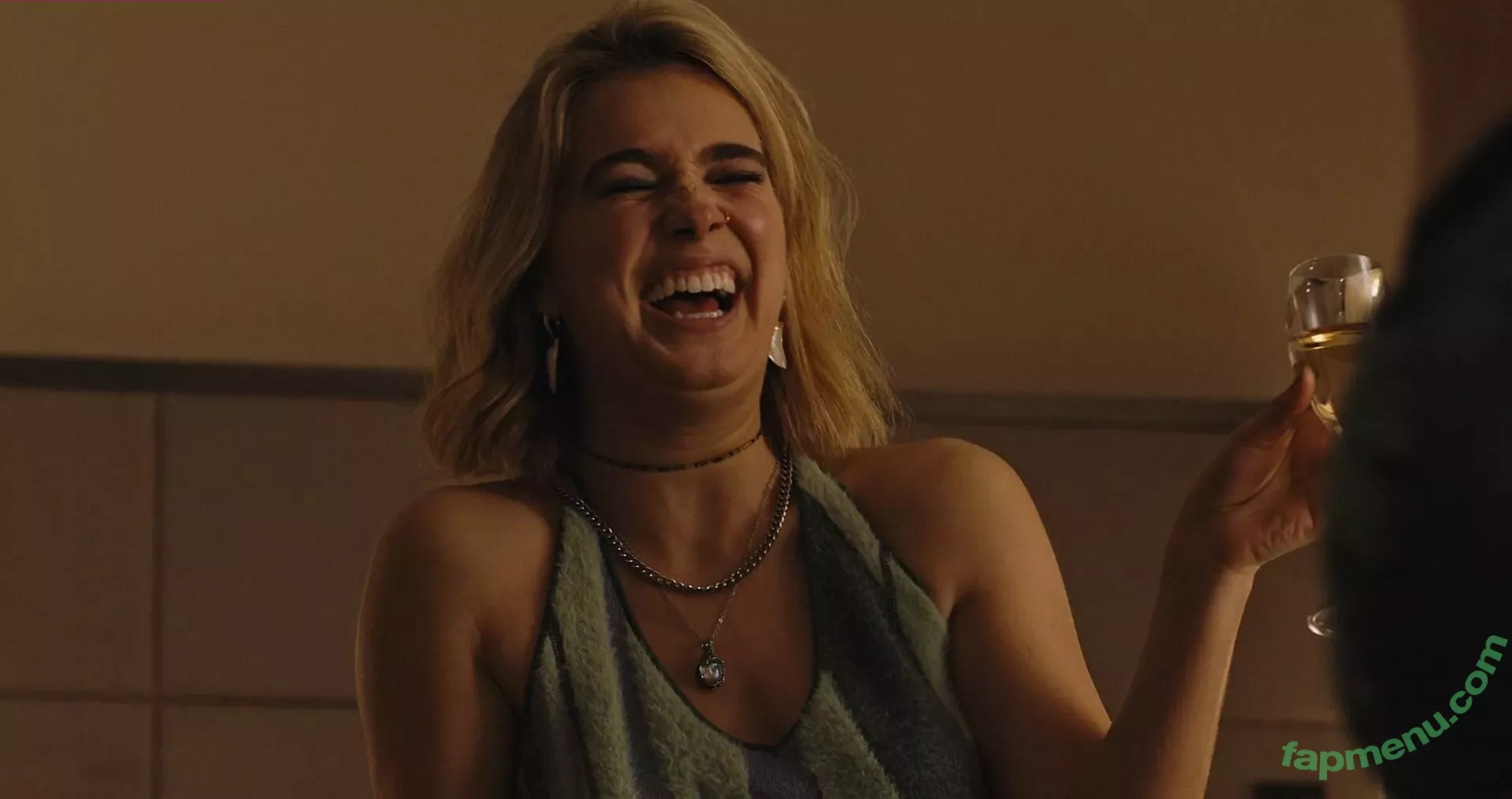 Haley Lu Richardson nude photo #0103 (haleyluhoo)