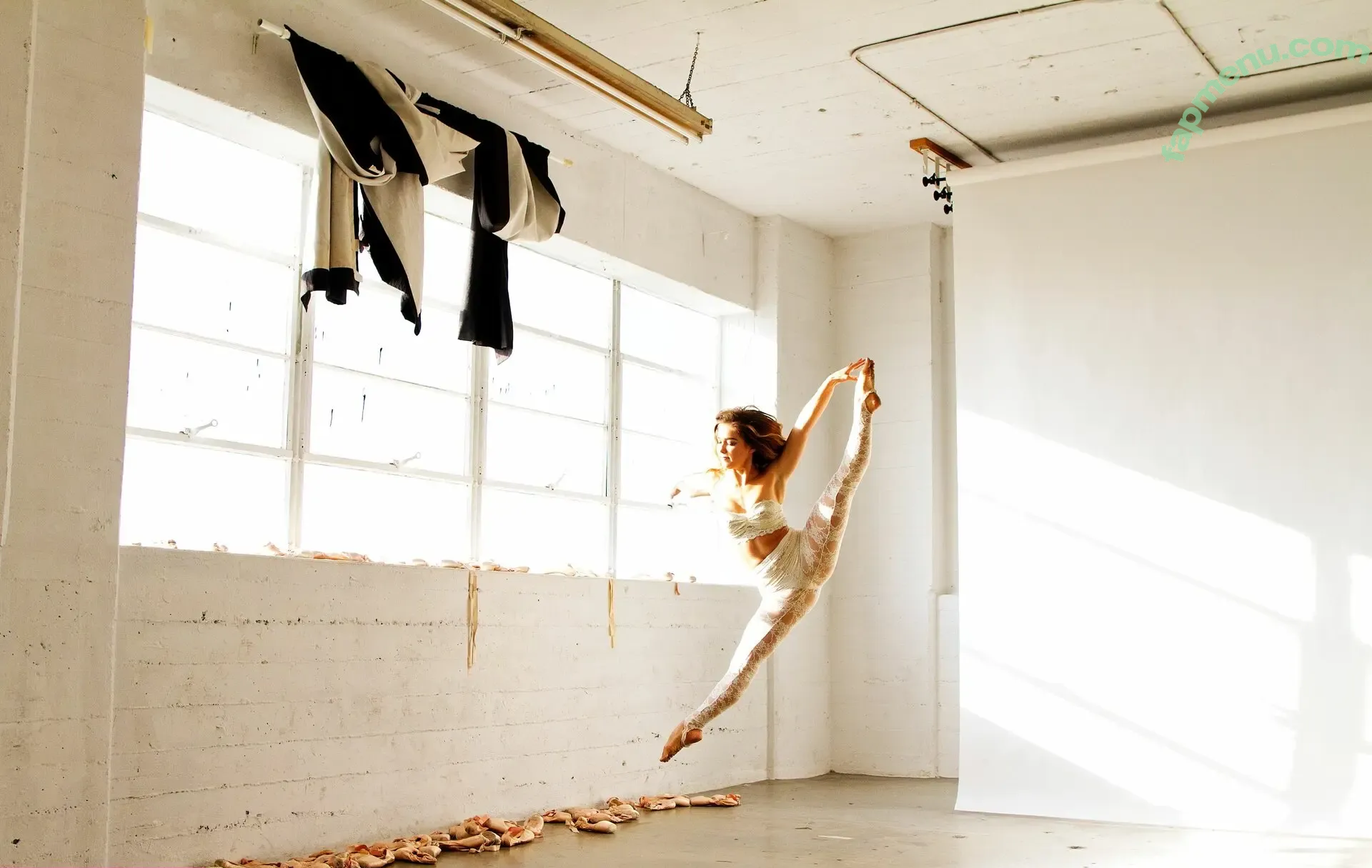 Haley Lu Richardson nude photo #0474 (haleyluhoo)