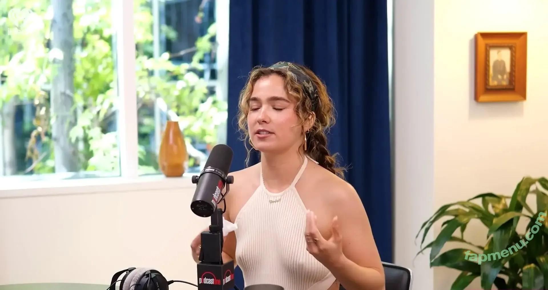 Haley Lu Richardson nude photo #0535 (haleyluhoo)