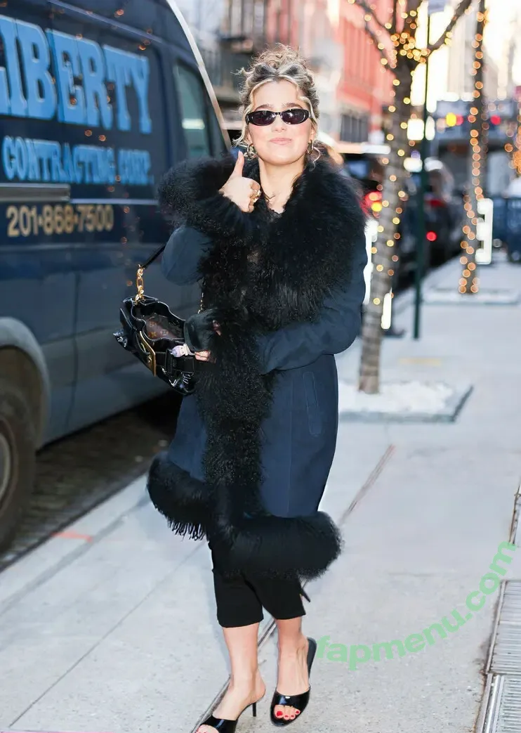 Haley Lu Richardson nude photo #0629 (haleyluhoo)