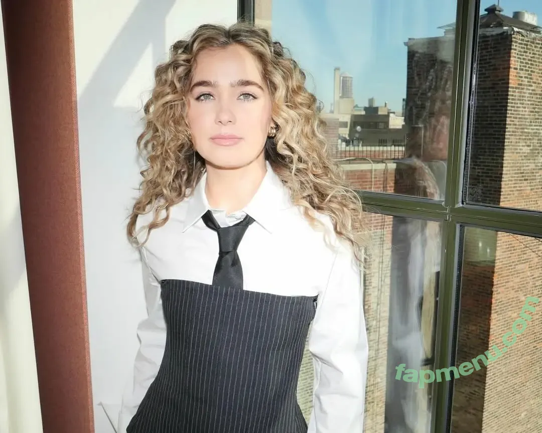 Haley Lu Richardson nude photo #0632 (haleyluhoo)