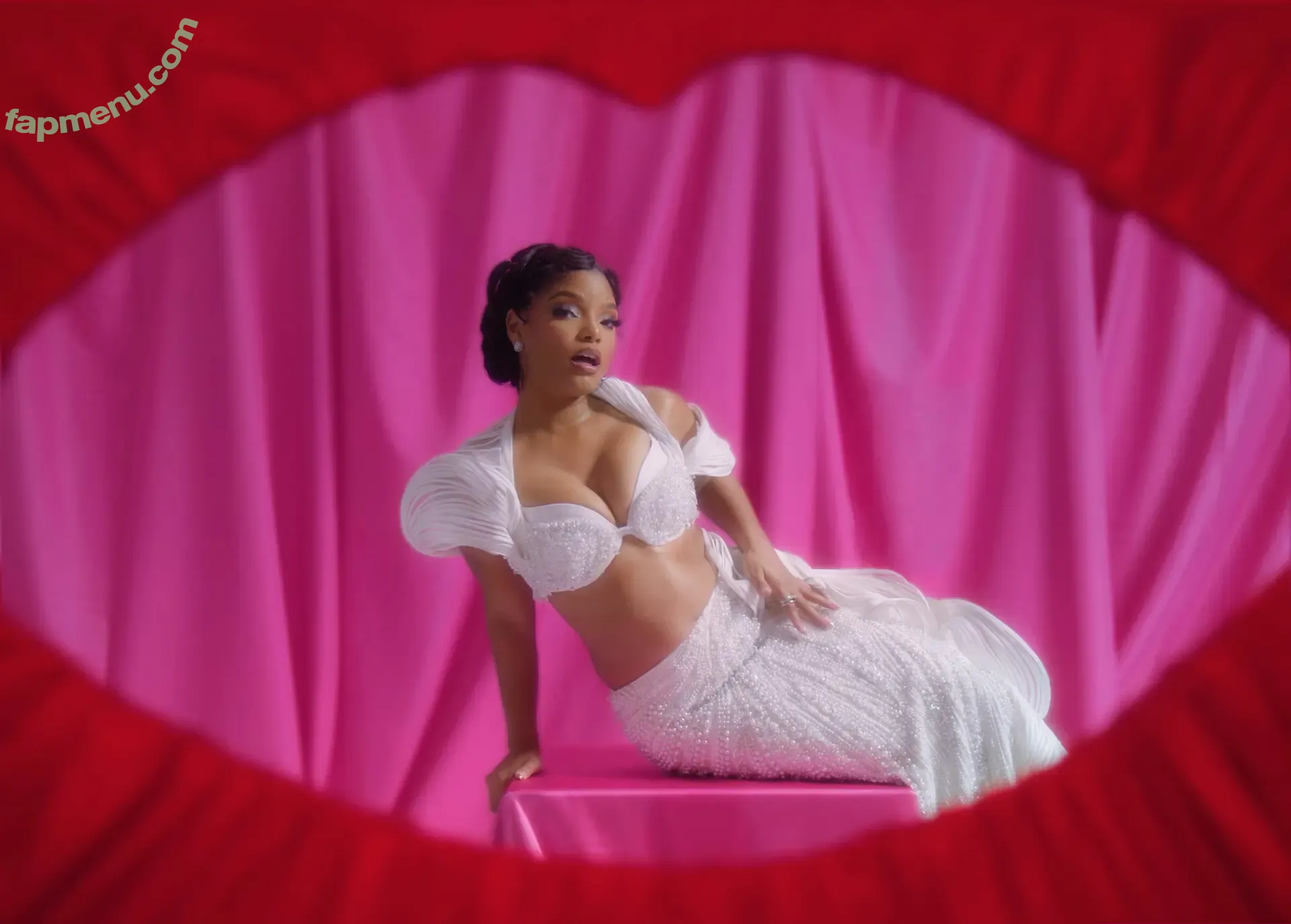 Halle Bailey nude photo #0029 (chloebaileyyy / hallebailey)