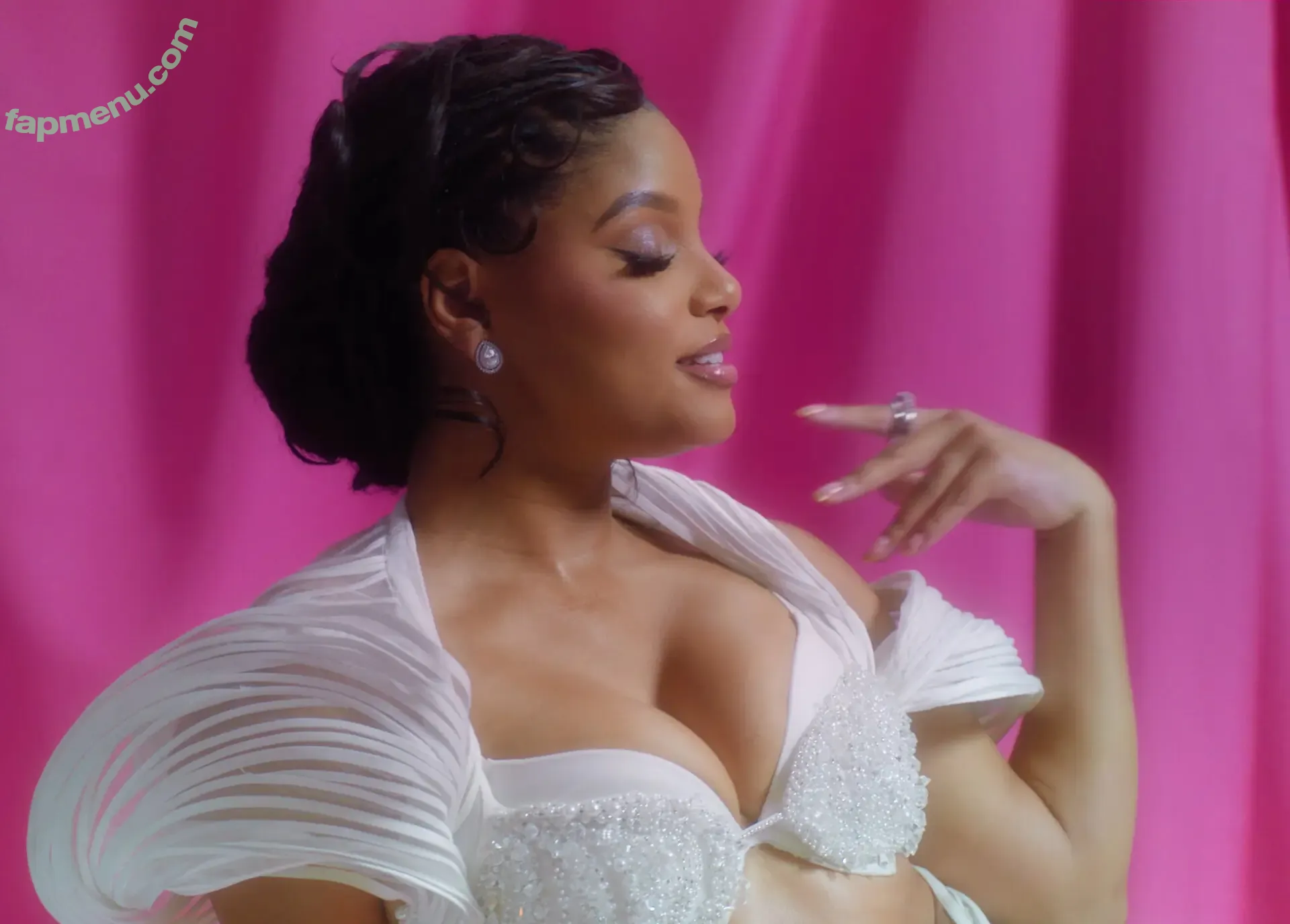 Halle Bailey nude photo #0035 (chloebaileyyy / hallebailey)