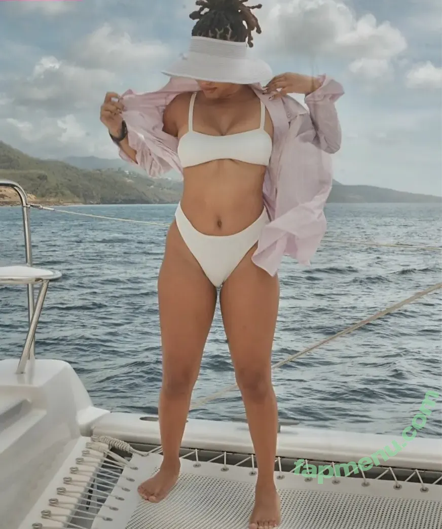 Halle Bailey nude photo #0082 (chloebaileyyy / hallebailey)