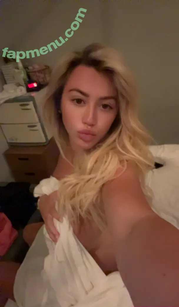 hallepayne nude photo #0002 (hallepaynee)