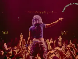 Halsey / iamhalsey nude photo #1410