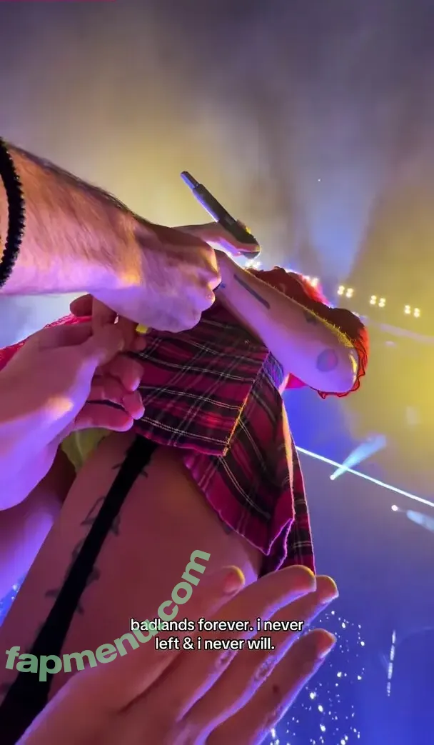 Halsey nude photo #1333 (iamhalsey)