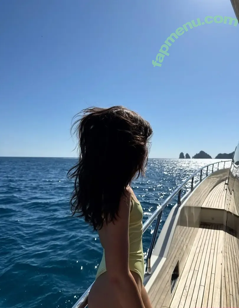 Hannah Meloche nude photo #0112 (hannahmeloche)