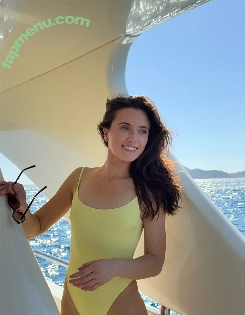 Hannah Meloche nude photo #0121 (hannahmeloche)