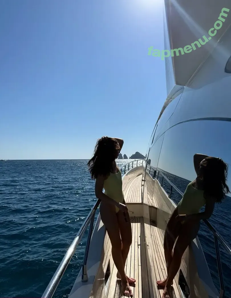 Hannah Meloche nude photo #0123 (hannahmeloche)