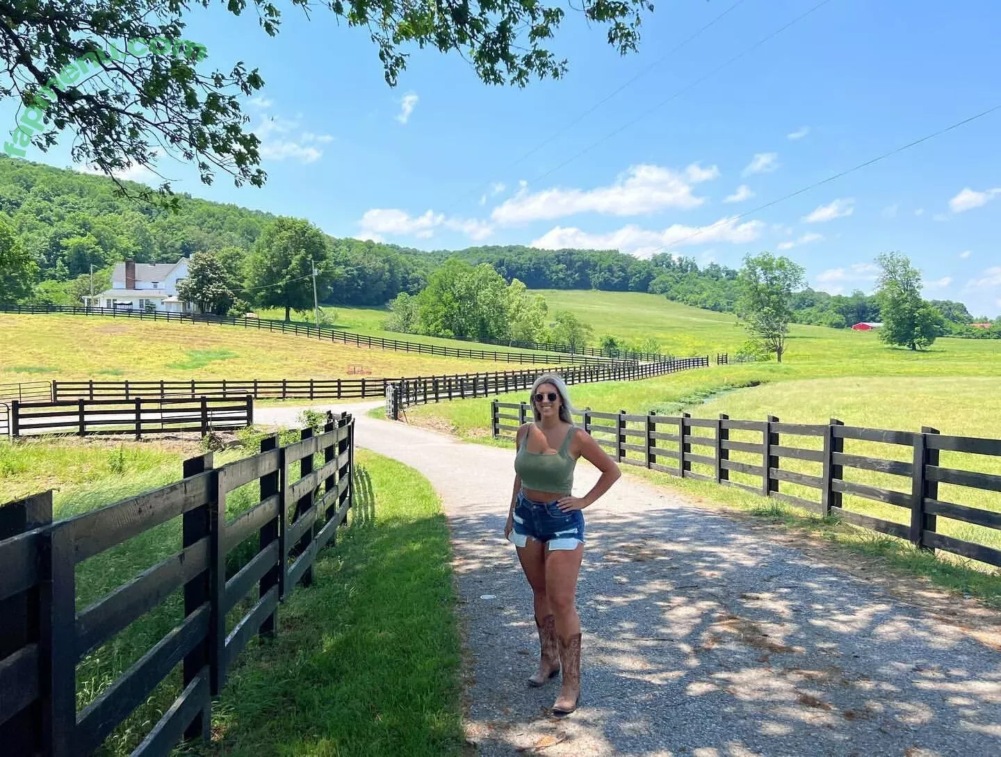 Hannah Murrell nude photo #0212 (hannahlee00 / hannahmurre11 / twinnumber_one)