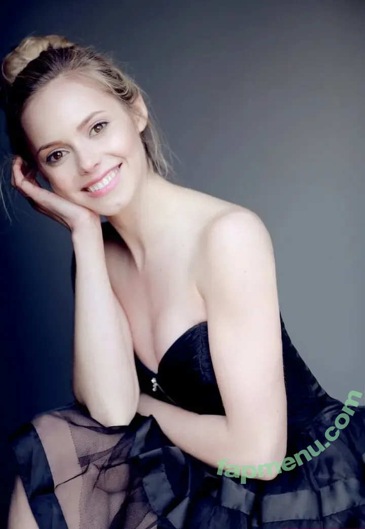 Hannah Tointon nude photo #0012 (h_tointon)