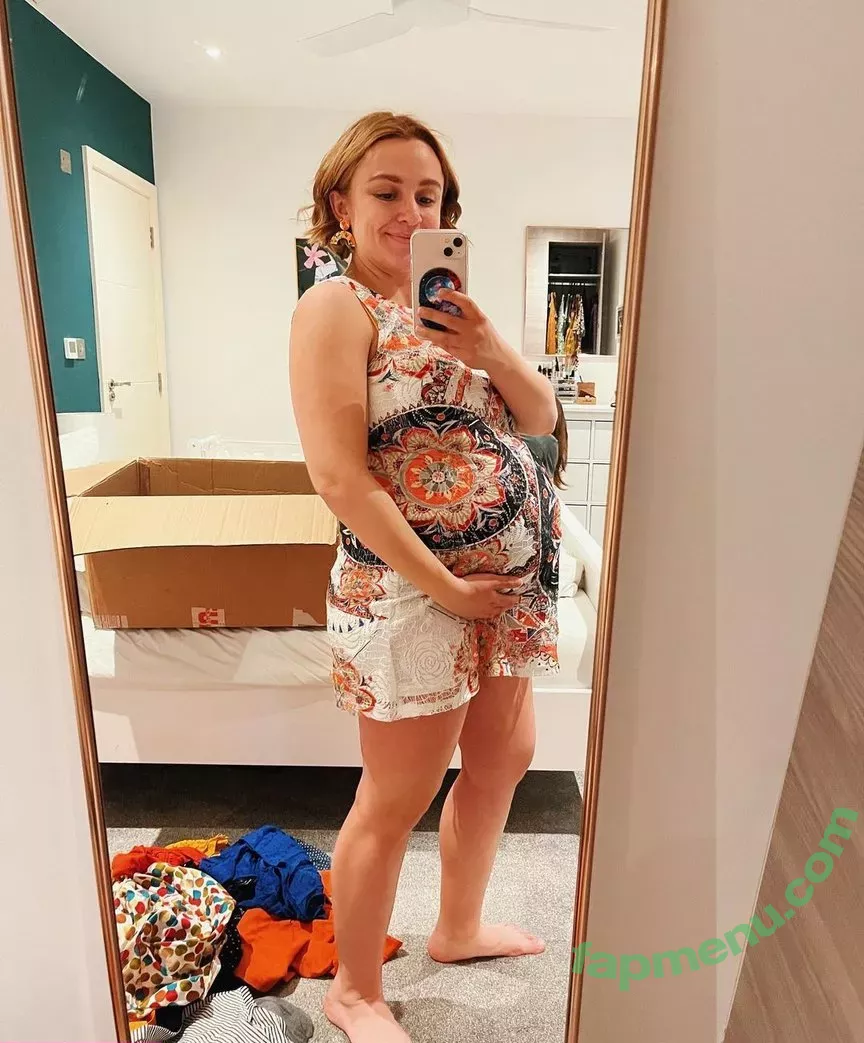 Hannah Witton nude photo #0006 (hannahwitton)