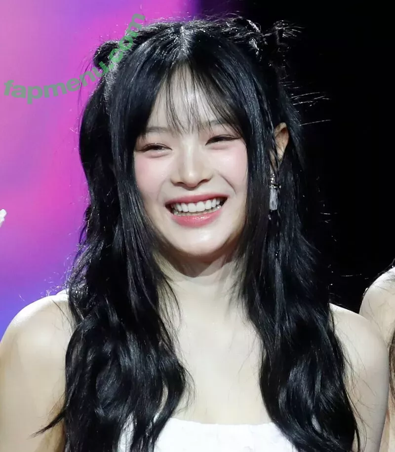 Hanni Pham nude photo #0125 (Hannijeans / newjeans_official)