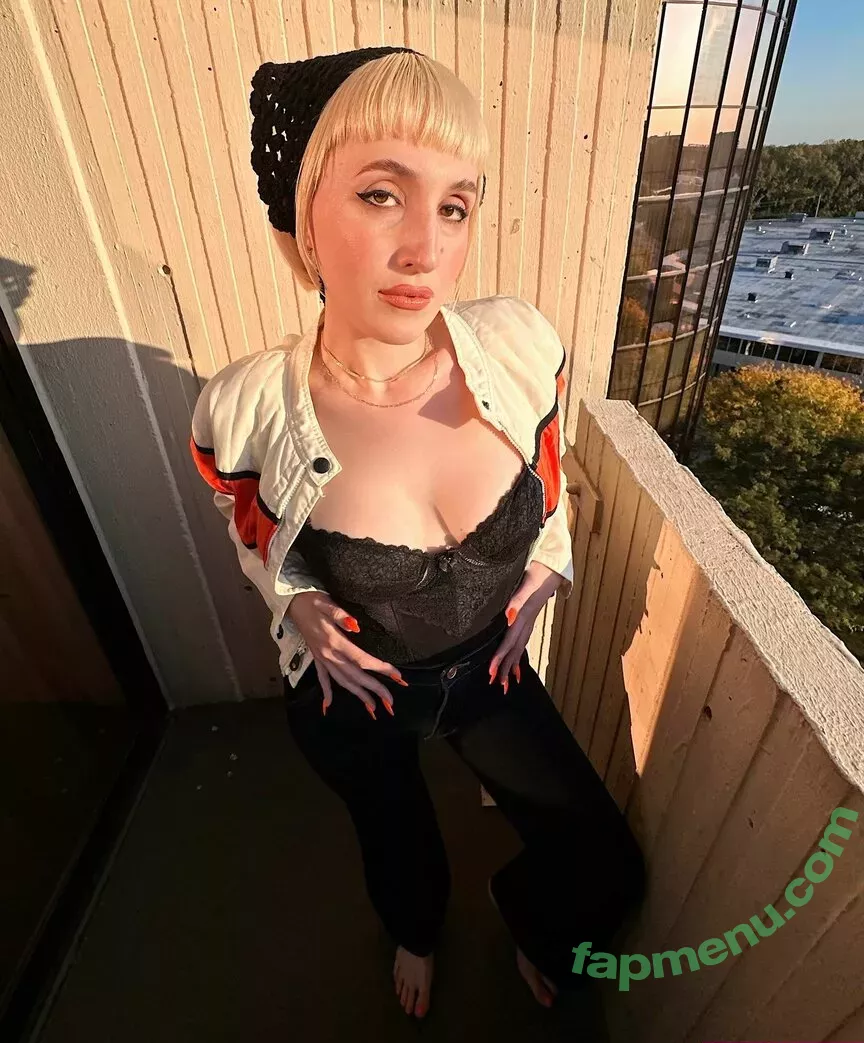Harley Quinn Smith nude photo #0043 (harleyquinnsmith / harleysplaytime)