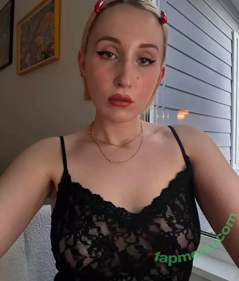 Harley Quinn Smith nude photo #0208 (harleyquinnsmith / harleysplaytime)