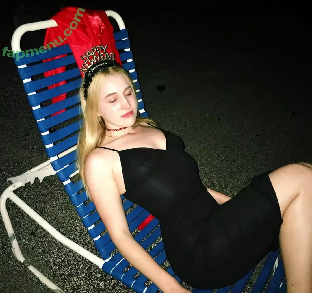 Harley Quinn Smith nude photo #0216 (harleyquinnsmith / harleysplaytime)