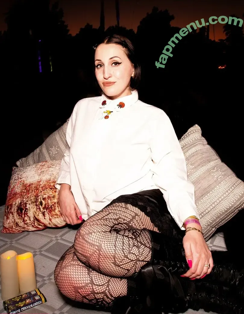 Harley Quinn Smith nude photo #0393 (harleyquinnsmith / harleysplaytime)