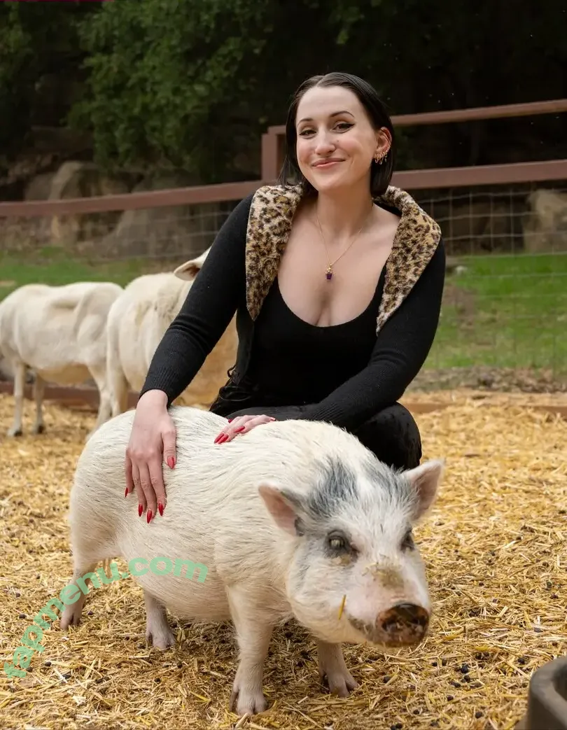 Harley Quinn Smith nude photo #0402 (harleyquinnsmith / harleysplaytime)