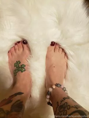 harleyandivysfeet / fl0werchildd nude photo #0002