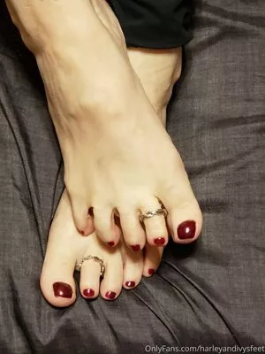 harleyandivysfeet / fl0werchildd nude photo #0009