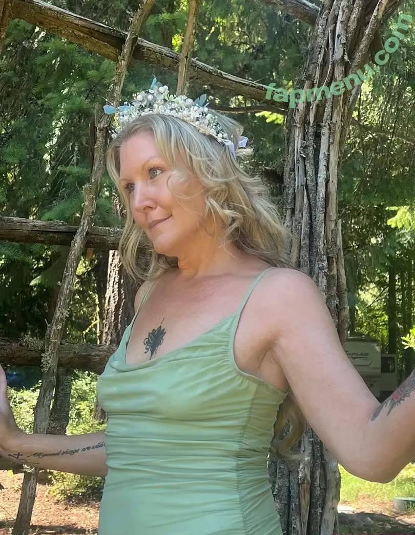 harlowflowerfootgoddess nude photo #0122 (hippyharlow)