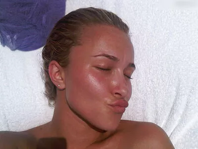 Hayden Panettiere / haydenpanettiere nude photo #0609
