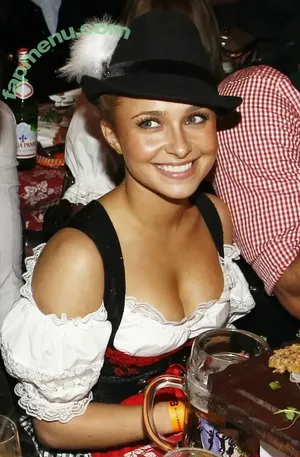 Hayden Panettiere / haydenpanettiere nude photo #0923
