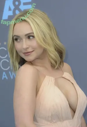 Hayden Panettiere / haydenpanettiere nude photo #0936