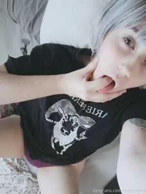 Heniasama nude photo #0028