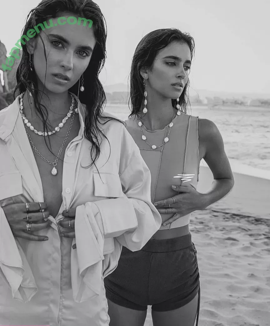 Herbert Twins nude photo #0041 (Elisha Herbert / Renee Herbert / elisha__h)