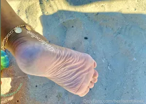 herfeetonfleek_ / herfeetonfleek nude photo #0002