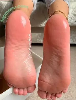 herfeetonfleek_ / herfeetonfleek nude photo #0004