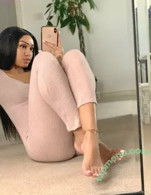 herfeetonfleek_ / herfeetonfleek nude photo #0008