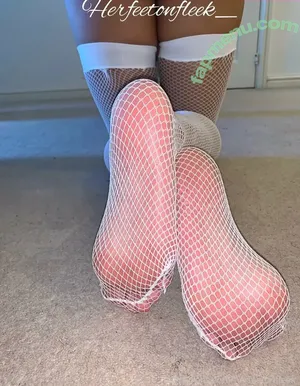 herfeetonfleek_ / herfeetonfleek nude photo #0013