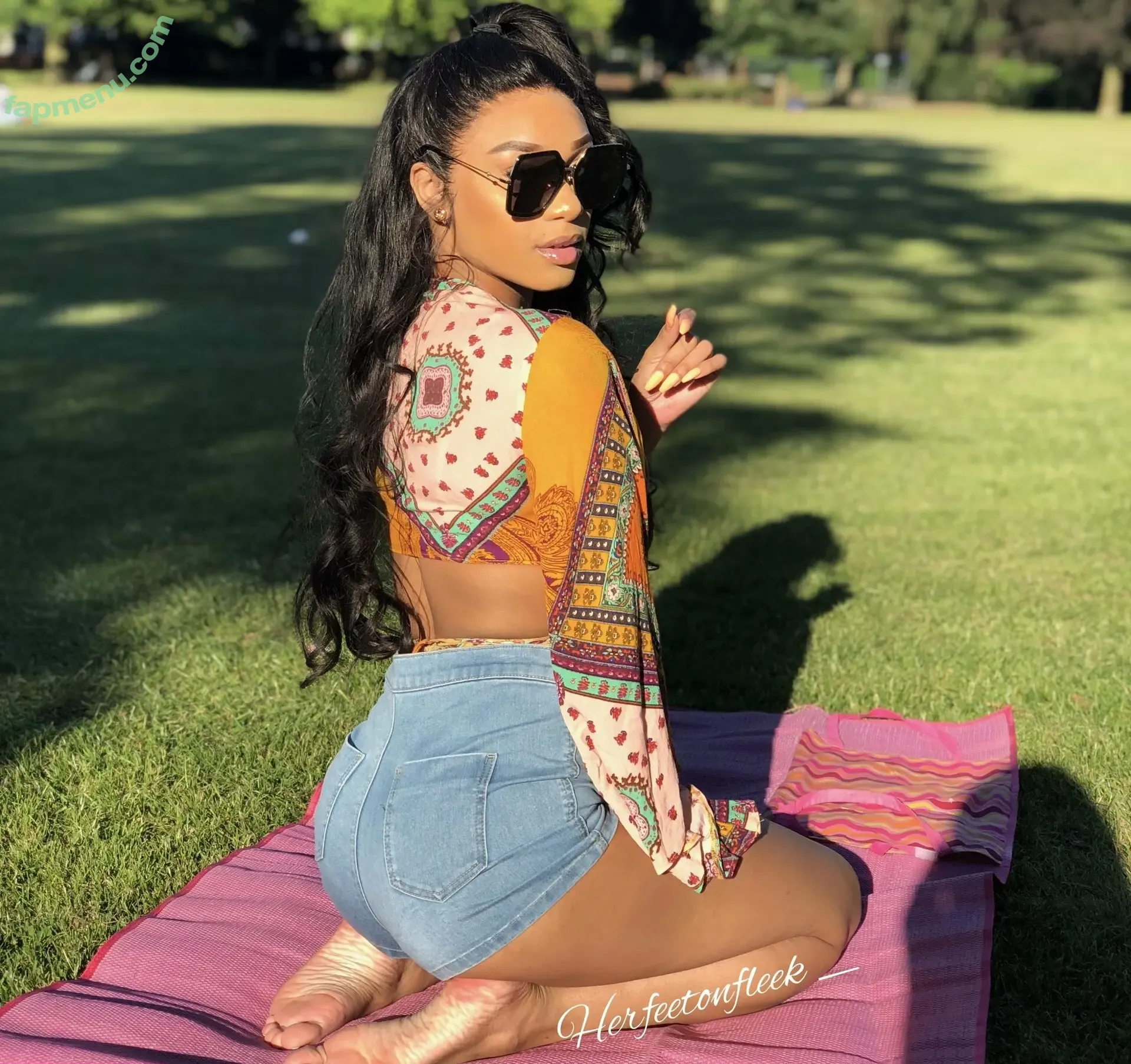 herfeetonfleek_ nude photo #0034 (herfeetonfleek)