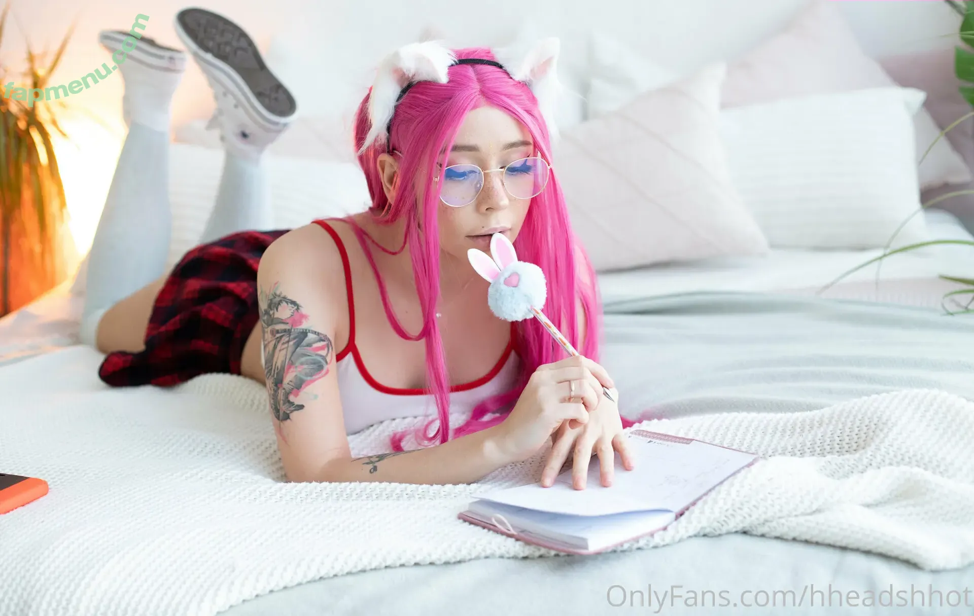 Hheadshhot nude photo #0885 (AliceBong / hheartshhot)