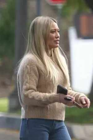 Hilary Duff / hilaryduff / kylanharv nude photo #0527