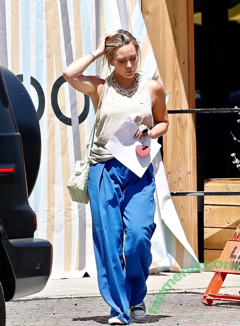 Hilary Duff nude photo #0384 (hilaryduff / kylanharv)