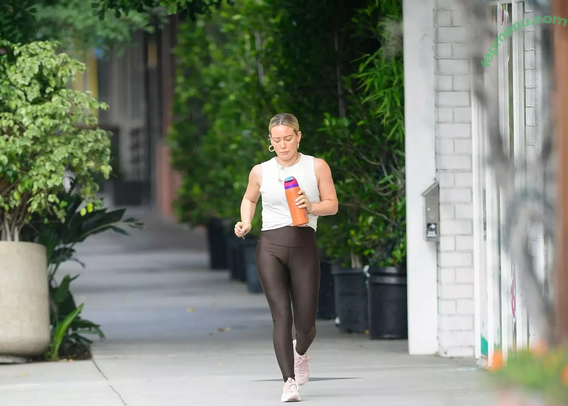 Hilary Duff nude photo #0795 (hilaryduff / kylanharv)