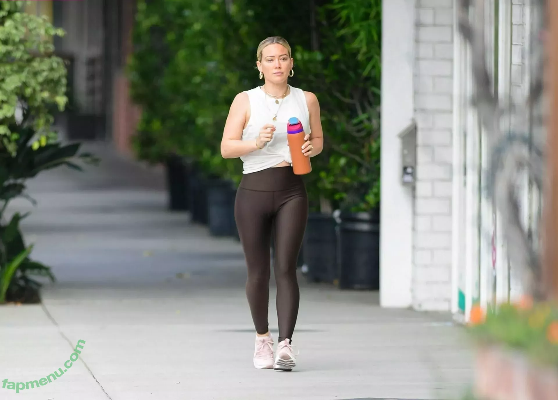 Hilary Duff nude photo #0807 (hilaryduff / kylanharv)