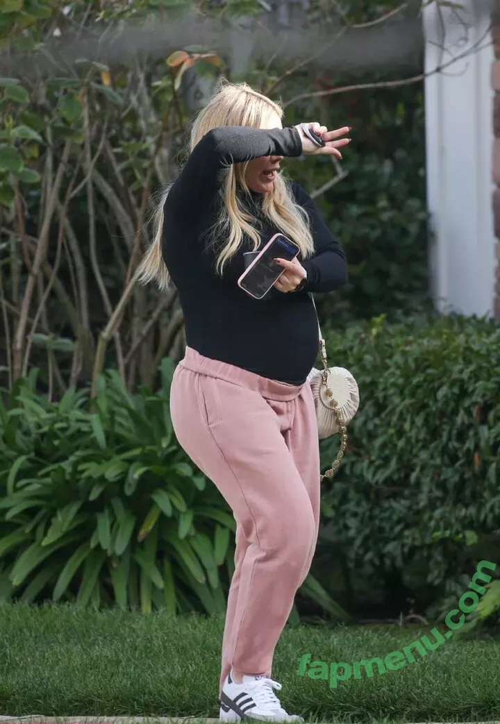 Hilary Duff nude photo #1153 (hilaryduff / kylanharv)