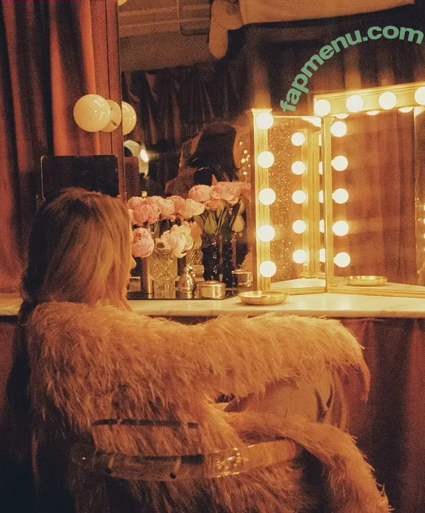 Hilary Duff nude photo #1439 (hilaryduff / kylanharv)