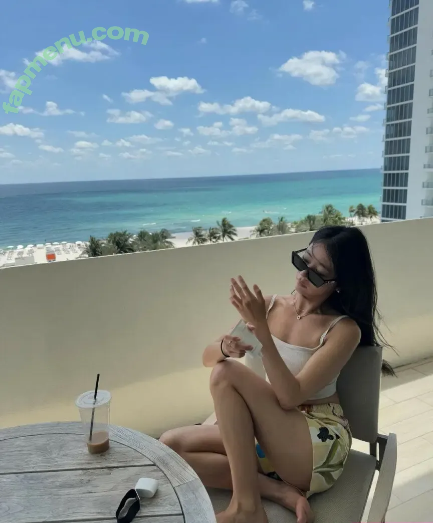 Hjevelyn nude photo #0005 (Hjevelyn)