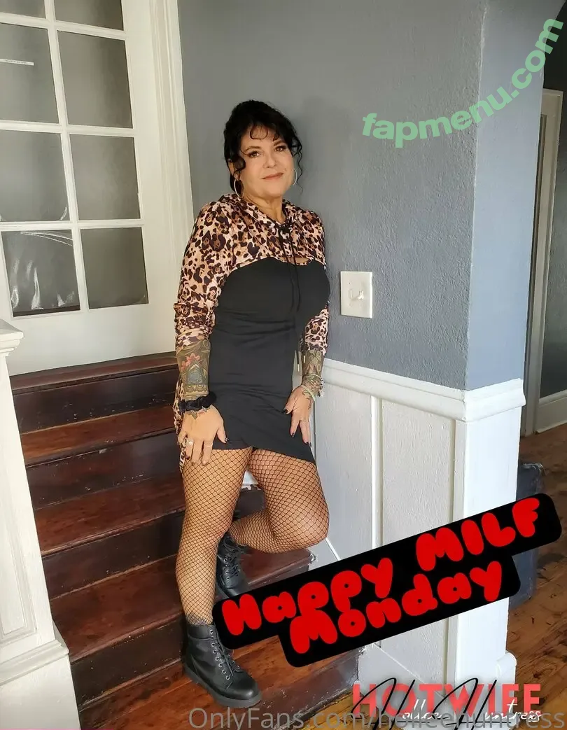 Hollee Huntress nude photo #0020 (hollee_huntress / holleehuntress)